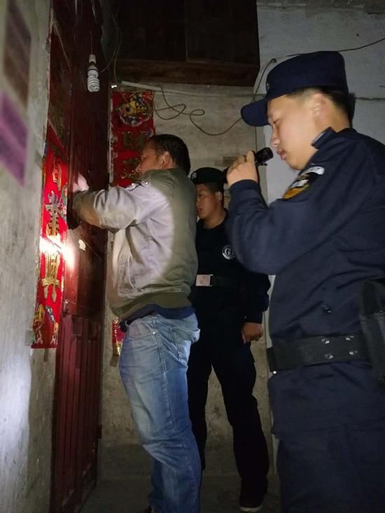 乌海粗心妈妈误将幼女锁家中 民警全城寻开锁师傅开门