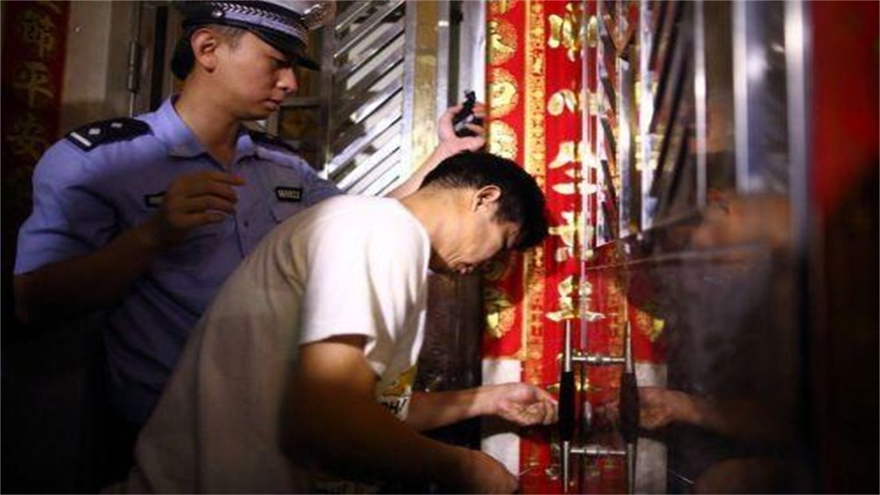 乌海请开锁师傅开了锁后，师傅为什么一般都不进门，就算主人请也不进去？